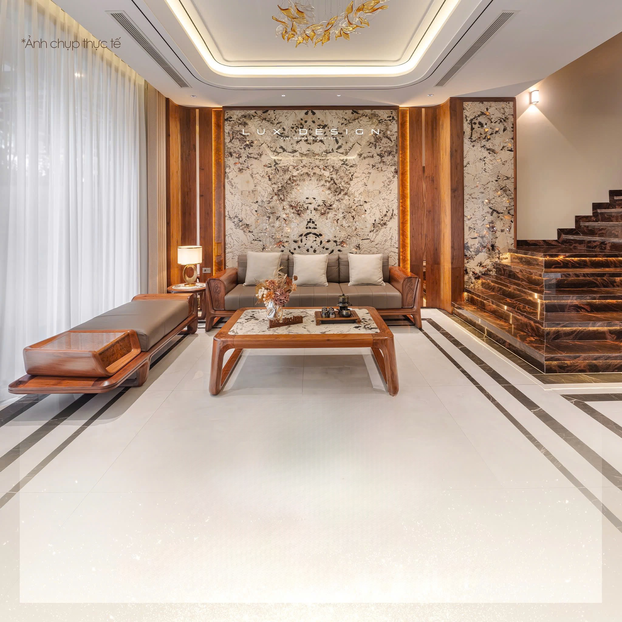 Bàn ghế phòng khách nhỏ gọn bằng gỗ tự nhiên và bàn trà mặt đá granite