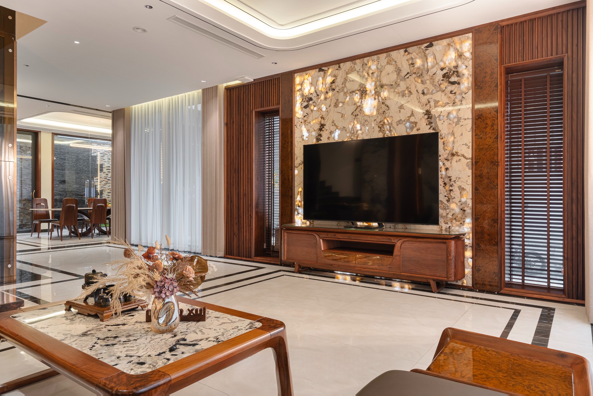 Kệ tivi gỗ tự nhiên cao cấp màu nâu đỏ thiết kế mặt kính và họa tiết CNC sang trọng