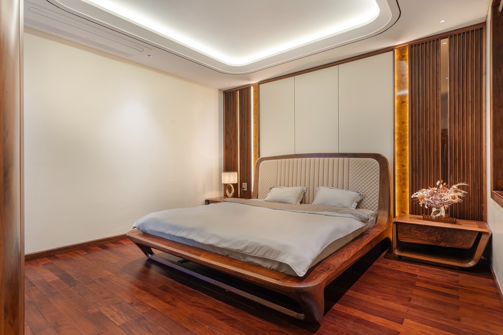 Giường gỗ platform chân chữ A bo tròn, đầu giường bọc da chần quả trám