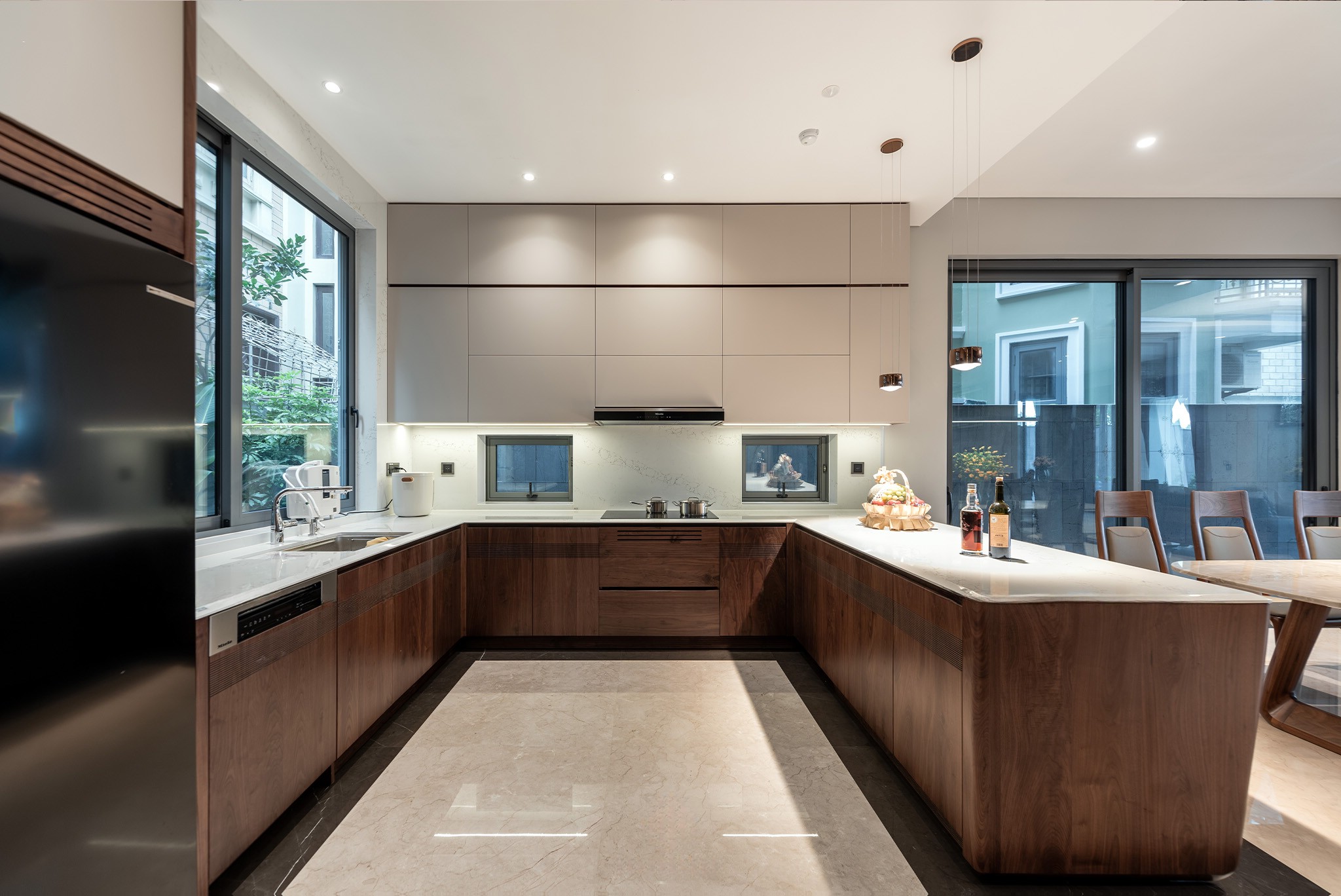 Mẫu tủ bếp gỗ đẹp chữ U với phối màu trắng xám và nâu đỏ trầm hiện đại