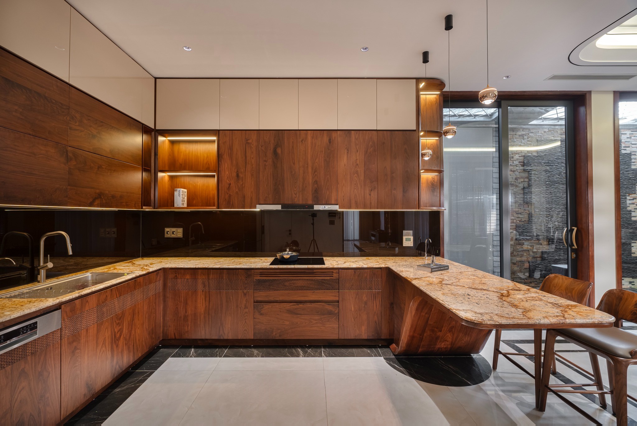 Mẫu tủ bếp gỗ tự nhiên chữ L với hệ tủ trên acrylic trắng và mặt bếp đá granite