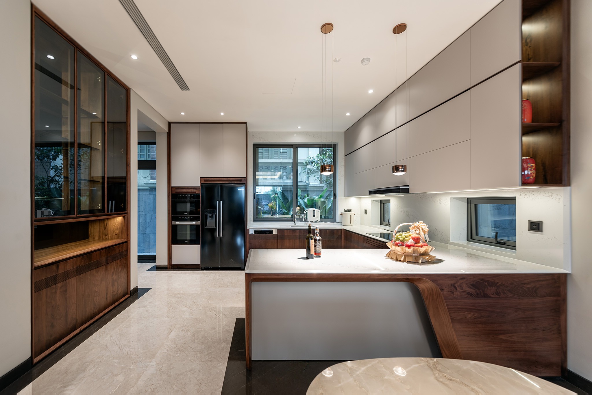 Thiết kế tủ bếp hiện đại chữ L gỗ tự nhiên kết hợp acrylic trắng